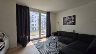 <p><span>Prachtig en modern 1-slaapkamer appartement met terras en tuinuitzicht – Sint-Lambrechts-Woluwe</span></p><p><span> </span></p><p><span>Gelegen in het standingvolle en recente gebouw </span><span>"Victory"</span><span>, biedt dit uiterst comfortabele 1-slaapkamer appartement op de </span><span>derde verdieping</span><span> de perfecte balans tussen moderne luxe, rust en een uitstekende bereikbaarheid. Het gebouw verwelkomt u via een indrukwekkende en stijlvol afgewerkte inkomhal.</span></p><p><span> </span></p><p><span>Indeling van het appartement:</span></p><p><span> </span></p><ul><li><span>Lichtrijke Living:</span><span> Een gezellige woonkamer met een warme, hoogwaardige parketvloer. De grote kamerhoge glaspartijen zorgen voor natuurlijk licht en bieden directe toegang tot het terras.</span></li><li><span>Rustgevend Terras & Slaapkamer aan de tuinzijde:</span><span> Het privéterras is de ideale plek om te ontspannen en kijkt uit over de rustige, gemeenschappelijke binnentuin. </span><span>Zowel het terras als de slaapkamer liggen aan de achterzijde van het gebouw</span><span>, waardoor u geniet van absolute stilte en een groen uitzicht, volledig afgeschermd van het straatlawaai. De slaapkamer heeft bovendien een eigen directe toegang tot het terras.</span></li><li><span>Volledig Uitgeruste Keuken:</span><span> Een moderne, strakke keuken in witte uitvoering met voldoende kastruimte. De keuken is voorzien van alle hedendaagse comfort, waaronder een kookplaat, dampkap, oven, ingebouwde magnetron en een dubbele spoelbak.</span></li><li><span>Luxe Douchekamer:</span><span> De stijlvolle badkamer is volledig betegeld en uitgerust met een comfortabele inloopdouche met glazen schuifdeur, een dubbel wasmeubel met handige spiegelkasten en een handdoekradiator.</span></li><li><span>Berging & Apart Toilet:</span><span> Het appartement beschikt over een aparte berging (ideaal voor extra opslag of huishoudelijke apparaten) en een afzonderlijk gastentoilet.</span></li><li><span>Ondergrondse Staanplaats:</span><span> Nooit meer zoeken naar parkeergelegenheid dankzij de privé-parkeerplaats in de beveiligde ondergrondse garage van het gebouw.</span></li></ul><p><span> </span></p><p><span>Troeven:</span></p><ul><li><span>Gelegen in het prestigieuze "Victory"-project in Sint-Lambrechts-Woluwe.</span></li><li><span>Volledig rustig gelegen aan de achterzijde met uitzicht op de binnentuin.</span></li><li><span>Inclusief private ondergrondse parkeerplaats.</span></li><li><span>Uitstekende staat van onderhoud, instapklaar en modern afgewerkt</span></li></ul><p><span> </span></p><p><span>Heeft dit appartement uw interesse gewekt? Download dan de volledige inlichtingenfiche onder het tabblad 'documenten' hieronder.</span></p><p><span> </span></p>