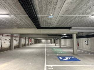 Tel: 02/31 55 173<br />Mail: rent.brussels@weinvest.be<br /><br />Ontdek deze ideaal gelegen parkeerplaatsen in het nieuwe MENCH-project in Schaarbeek.<br /><br />Gelegen in een recent en beveiligd gebouw, bieden deze parkeerplaatsen een gemakkelijke en praktische toegang, vlak bij de grote verkeersassen, het openbaar vervoer en alle voorzieningen.<br /><br />Beveiligde toegang.<br /><br />Prijs: €135 + €15 kosten