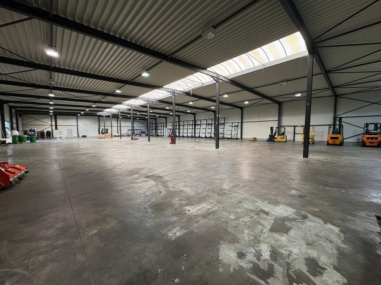 Ruime bedrijshal te huur – logistiek gunstige locatie in Sint-Truiden - foto 5