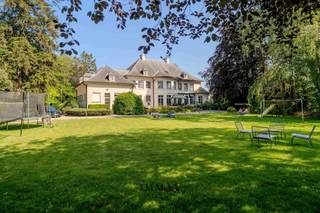 HÔTEL À ZEDELGEM AVEC VUE SUR LES GROENE MEERSEN<br />Cet hôtel familial « 3 étoiles », authentique et charmant, est géré avec succès depuis déjà 30 ans dans un emplacement de choix, à 15 minutes en voiture du centre de Bruges, avec vue sur les Groene Meersen.<br /><br />AGENCEMENT :<br />La propriété comprend :<br /><br />- Entrée avec vaste hall d'escalier et réception/bureau<br />- 14 toilettes pour les clients<br />- 10 chambres d'hôtel (extension possible)<br />- Salle de petit-déjeuner (30 m²) avec cheminée<br />- Cuisine (30 m²)<br />- Terrasse orientée sud (+/- 75 m²)<br />- Piscine avec pool house et terrasse<br />- Salle de banquet/salle de fête (130 m²) - Salle de réunion - Débarras<br />- Buanderie<br />- 10 places de parking sur le domaine de l'hôtel<br /><br />DÉTAILS :<br />- Entièrement équipé et prêt à emménager<br />- Toujours en activité avec succès<br /><br />Ce bien immobilier commercial exceptionnel à Bruges vous intéresse ? N'hésitez pas à nous contacter.<br /><br />Pour plus d'informations ou une visite sans engagement, contactez Jurgen au 0493 330 553 ou envoyez un e-mail à jurgen@immax.be.