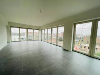 Nieuwbouw penthouse in het centrum van Mol met 2 slaapkamers.
Rustige ligging en toch op wandelafstand van winkels, scholen en horeca.
Dit penthouse is gelegen op de vierde verdieping van het gebouw.
Via de ingang komt men in een ruime hal met een apart gastentoilet.
Aansluitend is er een gezellige leefruimte met veel licht en een open keuken.
Het oost gerichte terras is te bereiken via de leefruimte of via de slaapkamers.
De badkamer is ingericht met een ligbad en inloopdouche.
Bijzonderheden:
- Nieuwbouw
- Ondergrondse parking inbegrepen in de huurprijs
- Absolute TOP locatie
- Volledig voorzien van verlichting
- Vloerverwarming
- Zonnepanelen