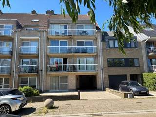 Ontdek deze praktische garagebox in complex De Golven gelegen in de Duinhelmstraat te Oostende-Mariakerke. Dankzij de centrale ligging vlak bij het strand van Mariakerke geniet u van een vlotte bereikbaarheid en een veilige parkeerplaats. Dit is een ideale investering voor wie zijn wooncomfort wil verhogen of zijn eigendom extra waarde wil geven. Perfect als eigen staanplaats of als rendabele investering. Alle inlichtingen verkrijgbaar op kantoor.