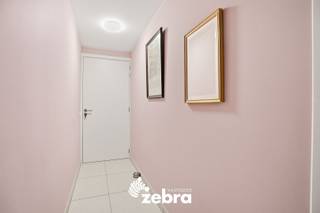 Dit verzorgd appartement is gelegen op de tweede verdieping van een goed onderhouden residentie met lift, in een aangename en vlot bereikbare buurt in Tielt. De ligging combineert rust met een uitstekende bereikbaarheid en bevindt zich in de nabijheid van winkels, scholen en openbaar vervoer.<br /><br />Bij het binnenkomen komt u in de inkomhal met gastentoilet. Aansluitend is er de lichtrijke leefruimte met een open en volledig uitgeruste keuken. Deze geeft uit op een gezellig terras aan de voorzijde. Aan de keuken is er ook een praktische berging voorzien.<br /><br />Het appartement beschikt over twee slaapkamers, die beide toegang bieden tot een eigen terras. De moderne badkamer is uitgerust met een dubbele wastafel en een comfortabele inloopdouche.<br /><br />Verder is er een autostaanplaats inbegrepen, met aansluitend een privatieve, afgesloten kelderberging, wat zorgt voor extra bergruimte.<br /><br />Het appartement is bovendien voorzien van een ventilatiesysteem C+. Daarnaast zijn er 3 zonnepanelen aanwezig, wat bijdraagt aan een energiezuiniger wooncomfort.<br /><br /><strong>Ook wild geworden van deze thuis?<br />Twijfel niet langer en leg vandaag nog uw bezoek vast!</strong>