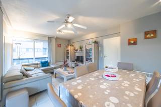 Ontdek dit instapklare <strong>hoekappartement met 2 slaapkamers</strong> in het hart van Mariakerke. Dankzij de<strong> gunstige ligging </strong>en het<strong> ruime terras</strong> geniet je hier van licht, comfort en een aangename woonomgeving.<br /><br />Kenmerken:<br />- <strong>EPC-label C </strong>– energiezuinig wonen<br />- Lichtrijke woonkamer met aansluitend <strong>open keuken uitgerust met alle moderne huishoudtoestellen.</strong><br />-<strong> Twee slaapkamers</strong>, voorzien van ingebouwde kasten<br />- Badkamer met <strong>bad</strong> en <strong>aansluiting voor wasmachine</strong>.<br />- <strong>Apart toilet</strong> voor extra comfort<br />- <strong>Praktische berging </strong>aansluitend aan de keuken<br />- <strong>Lift</strong> aanwezig in het gebouw<br />- <strong>Optie tot huur van garagebox</strong><br /><br />Dit appartement is ideaal voor eigen woonst, investering of vakantieverblijf. 