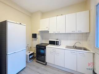 LAEKEN, proche du Domaine Royale et de toutes les commodités, appartement 1 chambre + bureau de ± 60m².Au 2ème étage sans ascenseur : * Hall d'entrée...