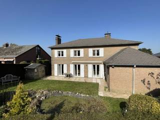 In een rustige en gegeerde woonomgeving in Herent, aan de Heuvellaan, bevindt zich deze charmante vrijstaande villa met een statige uitstraling...