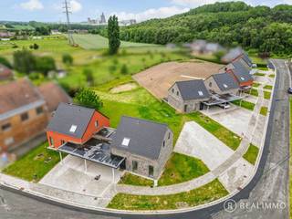 À Beclers, paisible section rurale de Tournai, s’élève ce nouveau projet résidentiel à taille humaine, composé de 8 maisons neuves jumelées...