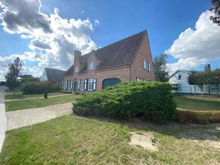 In de rustige, residentiële verkaveling 'Bilkhage' in het hart van Waregem ligt deze charmante villa, discreet verscholen op een mooi hoekperceel...