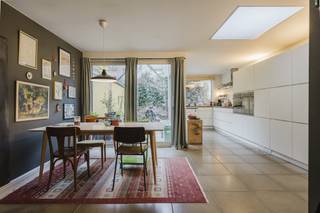 Demeure civile majestueuse située sur le Schoolkaai historique de Gand.Le ton est immédiatement donné par les carreaux noirs et blancs et...