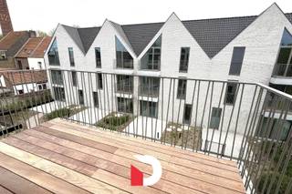 In de rustige wijk Kristus-Koning op wandelafstand van Brugge centrum bevindt zich dit modern nieuwbouw loftappartement met veel lichtinval.<br /><br />De loft wordt momenteel volledig geschilderd en voorzien van lichtarmaturen. Deze zal instapklaar zijn. <br /><br />U komt binnen via de inkomhal met een apart toilet. De lichtrijke leefruimte geeft uit op een open, volledig ingerichte keuken die naadloos aansluit bij het geheel. De slaapruimte ligt achter de leefruimte en keuken en heeft toegang tot de badkamer en is voorzien van een inloopdouche en een stijlvol lavabomeubel. Verder is er een aparte berging met aansluiting voor een wasmachine.<br /><br />Het appartement beschikt over twee terrassen, waarvan het voorste terras een aangenaam zijdelings zicht biedt op de vaart, en een ruim terras dat uitgeeft op de binnentuin ideaal om in alle rust te genieten van de buitenruimte.<br /><br />Een ondergrondse staanplaats is inbegrepen, wat zorgt voor extra comfort. Dit appartement is perfect voor wie rustig wil wonen in een moderne en kwalitatieve omgeving.<br /><br />EPB in opmaak.<br /><br />Plan uw bezoek eenvoudig via onze website: www.delbecque.immo.