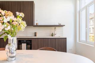 Stel je voor: je wandelt je deur uit en staat binnen dertig seconden op de bruisende Marnixplaats. In de Scheldestraat 96 wacht dit recent gerenoveerde appartement op een nieuwe eigenaar die houdt van de stad, maar ook van rust en ruimte. Dankzij de grote raampartijen en de frisse afwerking baadt elke hoek van dit appartement in het daglicht.<br /><br />De leefruimte is een absolute eyecatcher waar de open keuken – uiteraard voorzien van alle toestellen – de ideale plek is om je kookkunsten te tonen terwijl je vrienden alvast een wijntje inschenken. Heb je even nood aan frisse lucht? Trek je dan terug op je eigen private, zuidgerichte terras. Voor het praktische gemak is er een aparte wasberging en een gastentoilet voorzien. In de kelder is er een private kelderberging voorzien om die extra spullen netjes weg te werken.<br /><br />De twee ruime slaapkamers zijn echte oases van rust, ideaal om te ontsnappen aan de stadsdrukte. In de badkamer geniet je van een moderne inloopdouche en een dubbele lavabo. Je fiets parkeer je vlot in de gemeenschappelijke fietsberging op het gelijkvloers, waarna je zo de hipste buurt van Antwerpen in rolt.<br /><br />Zin om dit leuke appartement op het Zuid met eigen ogen te ontdekken?<br />Maak snel een afspraak via info@goose.be of bel naar 03 369 36 38.