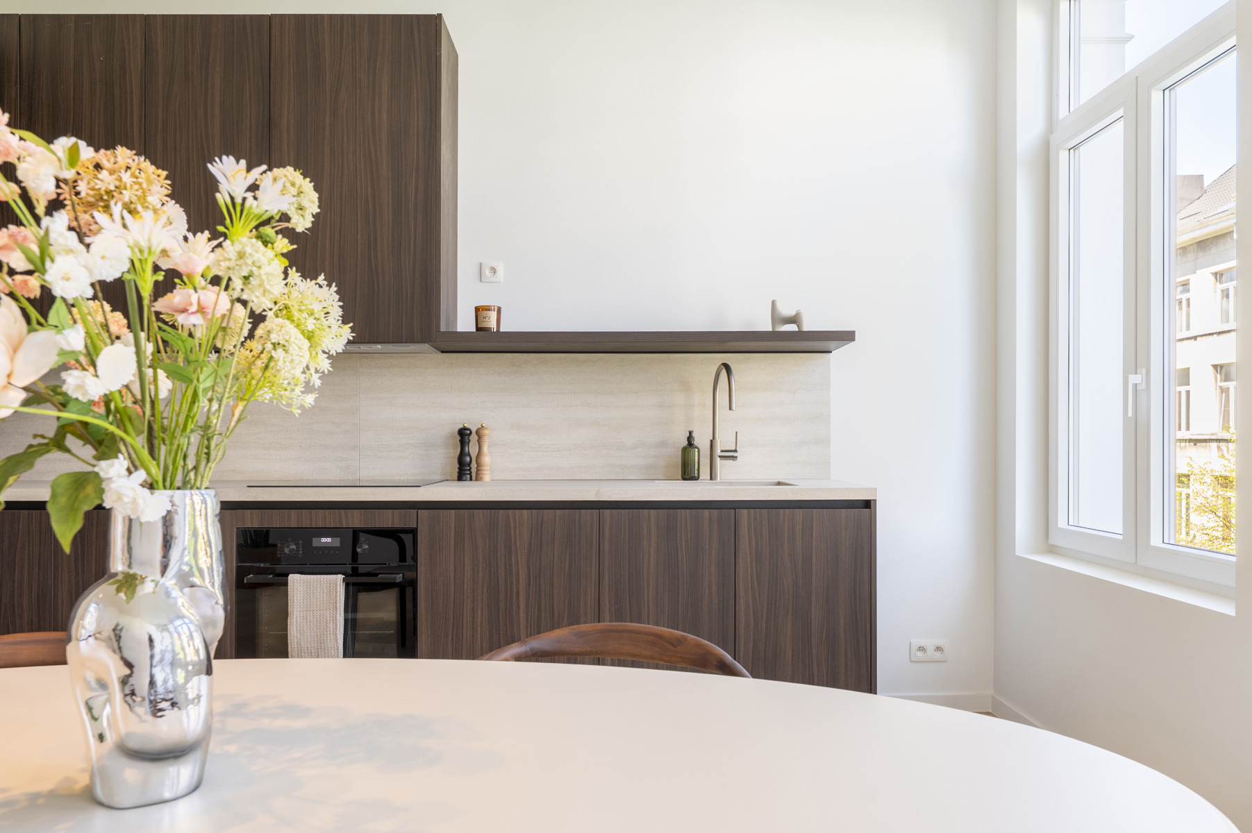 Stijlvol gerenoveerd 2 slpk appartement op toplocatie - foto 2
