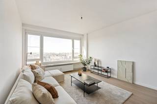 Instapklaar gerenoveerd appartement met panoramisch uitzicht – 9de verdieping In een uitstekend onderhouden gebouw bevindt zich dit volledig...