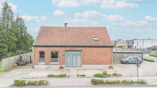 Spacious house with 4 bedrooms, low-maintenance garden and spacious storage room – just 15 minutes from the Dutch border<br /><br />Upon entering the house, you arrive in a spacious entrance hall with guest toilet and hand basin. Immediately to the right is a large storage room, ideal for extra storage space.<br /><br />The rectangular living room exudes cosiness and comfort, with an attractive fireplace as the central element in the sitting area. The many built-in cupboards offer a practical and stylish storage solution, while the beautiful floor perfectly matches the characterful appearance of the house.<br /><br />Adjacent is the dining room, which flows seamlessly into the country-style kitchen. This is fully equipped with high-quality appliances, including a double sink, extractor hood, ceramic hob, dishwasher, refrigerator, freezer, microwave and oven. From the kitchen, you have direct access to the low-maintenance garden.<br /><br />The spacious bathroom is also located on the ground floor. Like the rest of the house, it is generously proportioned and equipped with its own toilet, a sink and a comfortable, large rain shower.<br /><br />Upstairs, the staircase in the entrance hall leads to the night hall, which provides access to four spacious bedrooms.<br /><br />Outside, you can enjoy a fully enclosed back garden, which is partly paved and partly covered with artificial grass, keeping maintenance to a minimum. To the left of the house is a driveway that leads through a gate to the garden. <br /><br />On the upper floor, the staircase in the entrance hall leads to the night hall, which provides access to four spacious bedrooms.<br /><br />Outside, you can enjoy a fully enclosed back garden, which is partly paved and partly covered with artificial grass, keeping maintenance to a minimum. To the left of the house is a driveway that leads through a gate to the garden. The house also has a spacious, enclosed storage shed and an additional open storage area.<br /><br />As the property is currently let, it may not look as attractive now as it will when it is vacant. We hope these renderings will give you a better idea of the property’s potential and appearance.<br /><br />Advantages of this house:<br /><br />Four spacious bedrooms<br /><br />Lots of built-in cupboards<br /><br />Low-maintenance, fully enclosed garden<br /><br />Spacious storage shed and extra open storage room<br /><br />Plenty of parking space<br /><br />Located just 15 minutes from the Dutch border<br /><br />An ideal home for those looking for space, comfort and a practical layout in a convenient location.