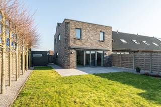 
In een rustige wijk in Roeselare-Rumbeke bevindt zich deze recente, volledig instapklare hoekwoning. Alle voorzieningen en verbindingswegen liggen vlakbij. Dankzij de prachtig aangelegde groenzone/speelzone voor kinderen aan de voorzijde geniet u hier van een open gevoel.

De woning werd gebouwd in 2015 en is tot in de puntjes afgewerkt. De voorbije jaren werden verschillende zaken vernieuwd en alles werd uitstekend onderhouden. Zo ervaart u het comfort van een ‘nieuwe’ woning zonder betaling van btw.

Technisch is de woning uitgerust met vloerverwarming, warmtepomp, 11 zonnepanelen en ventilatiesysteem type D, wat resulteert in een uitstekend energielabel A+. De elektrische keuring is conform, de woning is asbestvrij en de woning beschikt over domotica en een deurbel met camera.

Via de inkomhal met gastentoilet betreden we de woning. Op het gelijkvloers bevindt zich de lichtrijke leefruimte met grote raampartijen en zicht op de aangelegde tuin. In de leefruimte werd de tv-kabel netjes in de muur weggewerkt, wat zorgt voor een strakke afwerking. De recent vernieuwde keuken is volledig geïnstalleerd met kwalitatieve toestellen en sluit aan op een praktische berging.

Op de eerste verdieping zijn er vier volwaardige slaapkamers, elk met internet- en tv-aansluiting. De badkamer beschikt over ligbad, douche en dubbele lavabo. Het toilet is afzonderlijk. Daarnaast is er een bergruimte en een zolder, bereikbaar via schuiftrap.

De zuidwestgerichte tuin biedt achteraan extra privacy dankzij aangeplante bomen. U vindt er een ruim terras en een tuinberging. De tuin is bereikbaar via een zijpoort en via de achterzijde, die ook toegang geeft tot de afzonderlijke garage. Op de recent aangelegde oprit is plaats voor twee wagens.

Kortom, een energiezuinige woning die comfort, ruimte en een uitstekende ligging combineert. Interesse? Contacteer Hyboma op 051 480 980.