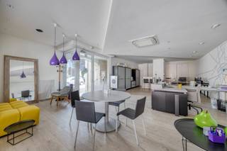 Zeer goed gelegen handels- of kantoorruimte van 83 m² in het centrum van Zaventem.Indeling:Het gelijkvloers bestaat bestaat uit één grote ruimte van...