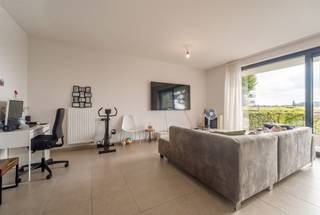<p><span>Op zoek naar een knap appartement op de Zaat in Temse met ruim uitzicht? Dan is dit jouw kans.</span></p><p><span> </span></p><p><span>Dit moderne gelijkvloers appartement uit 2016 heeft een voortuin en een rustige achtertuin met private inkom. Vanuit de living met open volledig uitgeruste keuken heb je een uniek zicht op de Scheldeboorden. </span></p><p><span>In de gang zijn er ruime ingemaakte kasten, een praktische was- en technische ruimte, een stijlvolle badkamer met inloop-douche en dubbele lavabo en plaats voor opbergkasten, een privaat toilet met handwasser en twee charmante slaapkamers die uitgeven op de tuin. Het appartement is perfect onderhouden en heeft een EPC B.</span></p><p><span>Het appartement kan aangekocht worden voor eigen bewoning of als investering met maandelijks huurinkomen van 950 euro plus 80 euro kosten. </span></p><p><span>De ligging is perfect: op wandelafstand van het centrum, dichtbij winkels, openbare diensten, banken, horeca, openbaar vervoer en belangrijke invalswegen.</span></p><p><span>In de beveiligde kelder is er een auto-staanplaats, een private berging en een gemeenschappelijke ruimte voor fietsen.</span></p><p><span> </span></p><p><span>Aarzel niet om een bezoek in te plannen.</span></p><p><span> </span></p>