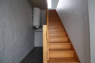 Appartement gelegen in het centrum van Wingene op wandelafstand van allerlei handelszaken, school, horeca ...<br /><br />Het appartement bevindt zich boven een kinépraktijk en bevat een ruime inkomhal, woonkamer, keuken, berging, een ruime slaapkamer en een badkamer met inloopdouche en toilet. Het appartement is volledig geschilderd en voorzien van verlichting en gordijnen. Er is geen terras of tuin aanwezig.<br />Men kan gratis parkeren op de parking voor de deur.<br />Ideaal voor een koppel of een alleenstaand persoon.<br /><br />Geen syndickosten!
