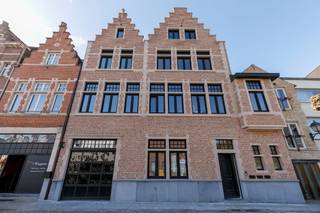 Dit doorzonappartement is gelegen aan de Nethe in centrum Lier. IDEAAL VOOR EXPATS (kan gehuurd worden via firma).Op -1 is er  een autostaanplaats...