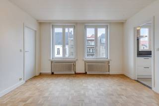 Dit instapklaar appartement op een toplocatie in Brugge beschikt over een gunstig energieverbruik (label C) en een goedgekeurde elektrische keuring.<br /><br />De bereikbaarheid is een grote troef. Het appartement bevindt zich op wandelafstand van lokale winkels, gezellige terrasjes en het openbaar vervoer. Wie een appartement wil kopen in Brugge, vindt hier de perfecte balans tussen rust en een centrale ligging. <br /><br />Indeling (ca. 52 vierkante meter):<br /><br />Gelijkvloers:<br />- gemeenschappelijke fietsenberging<br /><br />Tweede verdieping<br />- inkomhal met ruimte voor een vestiaire<br />- lichtrijke woonkamer <br />- recent vernieuwde keuken <br />- ruime slaapkamer <br />- moderne badkamer <br />- berging met aansluiting voor wasmachine<br /><br />Derde verdieping<br />- privatieve zolderberging<br /><br />Bestuursmaatregelen in het maatregelenregister: nee