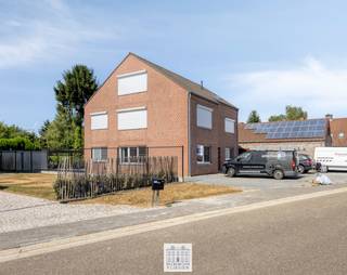 In een rustige straat in Boorsem vindt u dit verzorgd gelijkvloers appartement. Een ideale woonst voor wie op zoek is naar comfort, een ruime buitenruimte en het gemak van gelijkvloers wonen.<br /><br />Via de gemeenschappelijke inkomhal komt u aan de private inkomdeur van het appartement. De private inkomhal beschikt over een vestiaire en geeft toegang tot de verschillende ruimtes in het appartement.<br /><br />Het appartement beschikt over een lichtrijke woonkamer. De open keuken sluit mooi aan op de woonkamer en is modern ingericht met alle toestellen die u in het dagelijkse leven nodig heeft.<br /><br />Naast de keuken bevindt zich een praktische berging met de aansluitingen voor een wasmachine en extra opbergruimte. Via deze berging heeft u ook rechtstreeks toegang tot de achterzijde van het appartement en de tuin.<br /><br />Verder zijn er twee slaapkamers en een verzorgde badkamer, uitgerust met een inloopdouche, wastafel en toilet.<br /><br />Een extra troef van deze eigendom is ongetwijfeld de ruime privatieve tuin. Aan de achterkant van het gebouw bevinden zich bovendien een autostandplaats en een afgesloten garagebox, die bij het appartement horen. <br /><br />Hoewel de woongelegenheid deel uitmaakt van een kleinschalig appartementsgebouw, geniet u hier van een woongevoel dat sterk aanleunt bij dat van een aparte woning. Dankzij de ligging op het gelijkvloers, het beperkte aantal van slechts twee andere appartementen in het gebouw en de directe toegang tot de ruime privatieve tuin.Ook een basisschool bevindt zich in de nabije omgeving.<br /><br />Ook op technisch vlak zit u hier goed. Het appartement verkeert in een goede staat van onderhoud en is instapklaar. Daarnaast beschikt het over een gunstig EPC-label C, is de elektrische installatie conform en is er geen asbest aanwezig.<br /><br />Bent u op zoek naar een instapklaar appartement dat het comfort van een appartement combineert met het woongevoel van een eigen woning? Dan is dit appartement zeker een bezoek waard.<br /><br />Heeft u interesse? Contacteer Anne-Sophie Vliegen via +32 468 54 17 19 of info@immovliegen.be voor meer informatie of een bezichtiging.