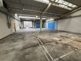 Are you looking for a functional and ready-to-move-in workspace with excellent accessibility? This well-maintained 290m² warehouse offers the...