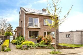 <p>Instapklare woning op een bijzonder gegeerde locatie aan de rand van de stad, nabij de levendige vaartkom, op fietsafstand van het bruisende centrum van <span><span>Leuven en op wandelafstand van school Bleydenberg</span></span>. Hier woont u in alle rust, met de levendigheid van de stad binnen handbereik.<br /><br /></p>
<p>Deze ruime woning verwelkomt u met vijf volwaardige slaapkamers en twee badkamers, een nieuwe keuken van topklasse (Bulthaup), extra bureauruimte interessant voor thuiswerkers, kortom ideaal voor een gezin dat ruimte en comfort weet te waarderen. Doorheen de jaren (1998 tot heden) werd de woning met zorg en aandacht gerenoveerd, waardoor ze vandaag een warme en verzorgde thuis biedt. Dankzij de aanwezige zonnepanelen en een EPC-label C is de woning bovendien energiezuiniger. De woning beschikt tevens over een gezellig omsloten tuin met aangelegd terras. <br /><br /></p>
<p>De volledige onderkeldering en garage zorgen voor praktisch gemak, terwijl de aanwezige sauna uitnodigt tot ontspanning na een drukke dag. Vanuit de woning geniet u van een mooi, open uitzicht op de tuin en de stad.<br /><br /></p>
<p>Top gelegen nabij belangrijke invalswegen (E314/E40), school Bleydenberg, bushalte, supermarkten en UZ Gasthuisberg!<br />Een unieke kans voor wie op zoek is naar een warme thuis op een toplocatie.</p>