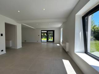 Pas gerenoveerde woning met 4 slaapkamers, 2 badkamers en bureau gelegen langsheen de rustige en gegeerde Ravesteinstraat. De instapklare woning werd voorzien van alle moderne comfort en biedt een soepele verbinding naar scholen, openbaar vervoer, winkels en verschillende invalswegen. Vg, Wg, Gmo, Gvkr, Gvv. EPC-score: 113 (label B). Elektriciteit conform AREI. Oppervlakte: 3a 89ca. P en G-score: A. <br /><br />INDELING: <br />Gelijkvloers: <br />Inkom (houten trap naar verdieping), living (schuifraam naar overdekt terras), keuken (buitendeur, oven, microgolfoven, ijskast, diepvriezer, aanrecht in composiet, inductiekookplaat, dampkap, roestvrije spoelbak in onderbouw, vaatwasmachine en hoogglans keukenkasten), toilet (hangwc), badkamer 1 (ligbad, inloopdouche met glazen wand, 2 lavabo's op meubel), bureau en technische berging (aansluiting wasmachine, warmtepomp, omvormer, installatie elektriciteit, aansluiting uitgietbak).<br /><br />Verdieping:<br />Nachthal, badkamer 2 (inloopdouche met glazen want, 2 lavabo's op meubel), toilet (hangwc), berghok, slaapkamer1, slaapkamer 2, slaapkamer 3 en slaapkamer 4.<br /><br />Afzonderlijk : <br />Overdekt terras.<br /><br />AFMETINGEN:<br />Zie indelingsplan bij downloads.<br /><br />DIVERSEN: <br />Centrale verwarming met warmtepomp (inverter lucht/water) en ventilo-convectoren (opwarmen en koelen). Draai- en kiepramen in pvc met verdoken scharnieren en met dubbele beglazing (HR). Dakvlakvensters met dubbele beglazing. 12 PV-panelen met omvormer. Raamdecoratie inbegrepen bij alle ramen behalve keuken. De opmetingskosten, zijnde € 1.000 + 21% BTW, zijn ten laste van de koper.<br /><br />STEDENBOUWKUNDIG:<br />Stedenbouwkundige vergunning: ja<br />Stedenbouwkundige bestemming: woongebied <br />Geen rechterlijke herstelmaatregel of bestuurlijke maatregel opgelegd.<br />Voorkooprecht: nee <br />Verkavelingsvergunning: nee<br />Geen maatregelen in het Vlaams Handhavingsplatform.<br />P en G-score: A<br />Het perceel rechts van de woning is niet inbegrepen.