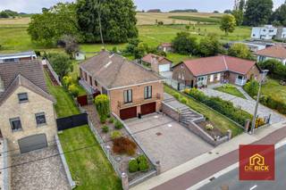 <p><strong>Instapklare gezinswoning met ruimte en prachtig uitzicht in Lennik</strong></p><p>Welkom in deze ruime en goed onderhouden woning, centraal gelegen in het landelijke Lennik. Met een bewoonbare oppervlakte van 424 m² op een perceel van 1.147 m² biedt deze eigendom alle comfort voor een gezinsleven in een rustige, groene omgeving.</p><p>U wordt verwelkomd in een lichtrijke en open leefruimte, ideaal voor gezellige momenten met familie of vrienden. Aansluitend bevindt zich een karaktervolle eetkamer en een volledig uitgeruste, functionele keuken.</p><p>De woning beschikt over twee ruime slaapkamers, met uitbreidingsmogelijkheden volgens uw noden. De badkamer is netjes afgewerkt en voorzien van een ligbad, dubbele wastafel en voldoende opbergruimte.</p><p>Verder zijn er twee garages met ruime oprit, wat zorgt voor voldoende parkeergelegenheid en extra opslag. De zuidoostgerichte tuin biedt rust en een prachtig vergezicht over de omliggende velden.</p><p>Gelegen nabij voorzieningen en invalswegen, vormt deze woning een ideale opportuniteit voor wie op zoek is naar kwaliteit in het Pajottenland.</p><p>Zeer gunstig EPC-label B.</p><p><strong>De vermelde prijs is een richtprijs. Na ontvangst van de biedingen zal de verkoper beslissen of hij/zij de eigendom verkoopt aan het beste bod. De richtprijs is aldus niet bindend voor de verkoper.</strong><br /><strong>Voor meer info kunt u ons contacteren op 053/70.23.67 of info@derick.be </strong></p>