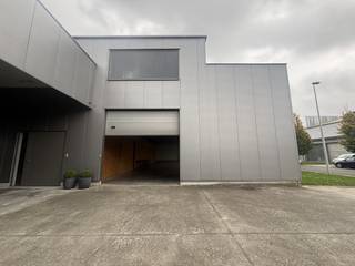 Entrepôt d'environ 220 m² à louer près du centre de Waregem.Spécifications : - 220 m²- Portail sectionnel- Éclairage...