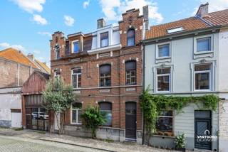 OPENHUISDAG - ZATERDAG 10 OKTOBER - 10U-12U
Gelegen in een rustige éénrichtingsstraat nabij het centrum van Gent treffen we deze instapklare, lichtrijke rijwoning aan.
De woning heeft de volgende indeling: inkomhal met vestiaire, lichtrijke woon- en eetkamer, volledig ingerichte keuken, badkamer met lavabo, douche en toilet en een veranda.
Op de eerste verdieping zijn er twee ruime slaapkamers, derde slaapkamer op de tweede verdieping, en een zolder met mogelijkheid tot inrichten als volwaardige vierde slaapkamer.
De woning beschikt ook over een grote, droge kelder en een groene stadstuin.
Troeven: perfect instapklaarinstapklaar, locatie (gelegen in een buurt met nieuwe horecazaken, parken,...) vlakbij station Gent - Dampoort en op fietsafstand van het historische centrum Gent.
Renovatieverplichting: nee.
Voor meer informatie of een bezoek kan u terecht bij Sander Dejonghe via sander@vastgoeddejonghe.be, Evy Dhondt via evy@vastgoeddejonghe.be of Inias Leten, Inias@vastgoeddejonghe.be
Alle dossierstukken kan u downloaden op onze website: www.vastgoeddejonghe.be