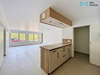 We Invest Malmedy a le plaisir de vous faire découvrir ce charmant appartement neuf de plain-pied, situé au rez-de-chaussée et idéalement implanté au cœur du village de Petit-Thier, dans la commune de Vielsalm. Fonctionnel et confortable, il conviendra parfaitement à une personne seule ou à un jeune couple.<br /><br />Composition : <br />Un vaste séjour menant directement sur la cuisine équipée (four, taque induction, hotte, lave-vaisselle, évier, frigo, congélateur et meubles de rangement), une buanderie avec un espace pour les machines à laver, une salle de bain (douche italienne, meuble évier avec double vasque, sèche serviette), une chambre à coucher et une toilette indépendante. <br />Un local vélos et poubelles commun, partagé avec l'autre appartement, est également mis à disposition.<br /><br />Aspects techniques : <br />Il est équipé d'une chauffage central au gaz par le sol, alimenté par une chaudière individuelle ; châssis en PVC triple vitrage ; PEB B (132 kWh/m²/an - consommation totale 11 739 kWh/an - Réf. : 20260612032591). <br /><br />Le bien est disponible immédiatement.<br /><br />N’hésitez pas à nous contacter pour organiser une visite ou obtenir davantage d’informations.