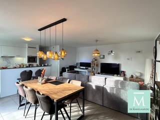 <p><span> </span></p><p><span>Energiezuinig 2-slaapkamerappartement met terras en carport in het centrum van Onze-Lieve-Vrouw-Waver!</span></p><p><span>Dit mooie en energiezuinige appartement ligt pal in het centrum, op wandelafstand van winkels, scholen en openbaar vervoer.</span></p><p><span> </span></p><p><span>Het appartement beschikt over een ruime en lichtrijke leefruimte met open keuken en kookeiland, aansluitend op een groot terras met ochtendzon. Verder zijn er 2 slaapkamers, een badkamer met douche-badcombinatie en dubbele lavabo, een apart toilet en een praktische berging/wasruimte.</span></p><p><span> </span></p><p><span>Daarnaast beschikt het appartement over een gemeenschappelijke fietsenberging en een carport, inbegrepen in de prijs.</span></p><p><span> </span></p><p><span>De geothermische warmtepomp zorgt voor comfortabele vloerverwarming en -koeling. De gemeenschappelijke kosten bedragen €70 per maand.</span></p><p><span> </span></p><p><span>Interesse? Contacteer ons via 015 20 20 82 of info@demakelaardij.be voor een bezoek!</span></p>