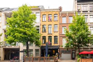 Deze handelsgelijkvloers met appartement op de eerste verdieping is gelegen in de Volkstraat, vlakbij het Museum van Schone Kunsten, dichtbij "Joe...