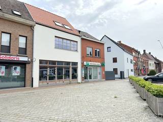 <p>Midden in het dorp, op de gemeenteplaats, is dit uniek en karaktervol ‘nieuwbouw’ horeca handelspand gelegen, bij winkels, scholen en openbaar vervoer. Het treinstation “Noorderkempen” en de oprit E19 is vlakbij. De dagelijkse passage van de vele fietsers en wandelaars is een niet te onderschatten pluspunt.<br />Momenteel is het pand nog volledig casco, maar de afwerking hiervan is in samenspraak met de verhuurder overeen te komen.<br />Ingedeeld als volgt: gelijkvloers 260m² verdeeld in één grote ruimte met een grote voorraadberging, keukenruimte en aparte toilettenruimte. Achteraan mooie grote ramen naar het aangelegde terras van 136m² met toegang naar de private parking. Het terras en de parking is te bereiken via het achtergelegen Schoolplein, waar zich eveneens een grote openbare parking bevindt.<br />De grote ramen aan de voorgevel kunnen volledig open gezet worden en er is een mogelijkheid om op het plein een terras aan te vragen bij de gemeente Brecht. In de ruimte gelijkvloers heb je een open trap welke leidt naar de bovenverdiepingen. De 1e en 2e verdieping kan gebruikt worden als extra ruimte of als woonst. Deze verdiepingen hebben nog telkens een oppervlakte van 67 en 60m². Het huidig vermeld EPC (min. 589 kWh en max. 1.376 kWh/m²) is nog een hoge score doordat er nog geen afwerking (verwarming etc.) aanwezig is, na afwerking zal dit een veel lagere score worden. Extra: huurcontract met drankafnamecontract.</p>