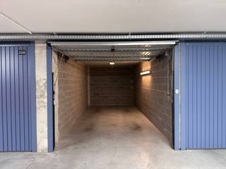 <strong><u>TE KOOP garagebox IJZERPARK - Dumortierlaan</u></strong><br /><br />Ruime en zeer gemakkelijk toegankelijke garagebox gelegen aan de Dumortierlaan, 8300 Knokke<br />Gesloten garagebox Y269 in een modern garagecomplex op niveau -2 (geen autolift).<br /><br />Gescheiden in- &amp; uitrit, (vlot in en uit rijden)<br />Toegangsbadge.<br /><br /><u>Ruime afmetingen</u>:<br />- hoogte: 2,10 m<br />- lengte: 6,70 m<br />- breedte: 3,01 m<br /><br />Automatische kantelpoort met afstandbediening (+ codeklavier).<br /><br />ref. G704 