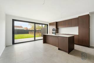 Energieneutrale luxewoningen te koop aan De Gavers – E-peil 0 (6% BTW mogelijk)

Ontdek deze 3 hoogwaardige nieuwbouwwoningen op een topligging nabij De Gavers. Deze energiezuinige parels combineren luxueuze afwerking, moderne architectuur en maximaal wooncomfort; ideaal voor wie toekomstgericht wil wonen.

Indeling

Bij het binnenkomen wordt u verwelkomd in een stijlvolle inkomhal met gastentoilet. De lichtrijke leefruimte met prachtig parket sluit naadloos aan op de volledig geïnstalleerde open keuken met kookeiland, uitgerust met Siemens-toestellen en een duurzaam composiet werkblad. Aansluitend vindt u een praktische berging.

Via de leefruimte heeft u toegang tot het aangelegd terras en de volledig omheinde tuin – perfect om in alle rust te genieten.

Op de verdieping bevinden zich:

Nachthal
3 ruime slaapkamers
Moderne badkamer met inloopdouche, ligbad en dubbele lavabo
Apart toilet

Troeven:
- E-peil 0 (energieneutraal wonen)
- 6% BTW mogelijk (onder voorwaarden)
- Geothermische warmtepomp (vloerverwarming &amp; vloerkoeling)
- Zonnepanelen
- Regenwaterput van 20.000 liter
- Duurzame massieve houtbouw
- Instapklaar en tot in de puntjes afgewerkt

2 halfopen bebouwingen
1 gesloten bebouwing met uitweg achteraan

Interesse in deze unieke woonkans nabij natuur en voorzieningen?
Contacteer ons voor meer info of een bezoek via: emiel@immobeguin.be