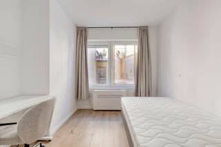<span><strong>**Luxueus studeren in hartje leuven**</strong></span><br /><br />In de <strong>Ravenstraat</strong> bevindt zich deze volledig gerenoveerde residentie, gelegen pal in het centrum van Leuven. Op slechts een steenworp van het Ladeuzeplein en op wandelafstand van het station en de Bondgenotenlaan geniet je hier van een uiterst centrale ligging.<br /><br />De residentie omvat <strong>15 studentenkamers</strong>, waarvan 14 met gedeelde sanitaire voorzieningen en één kamer met een volledig privatieve badkamer, aangevuld met een <strong>éénslaapkamerappartement</strong>. Alle units worden <strong>volledig bemeubeld</strong> aangeboden en zijn uitgerust met een eigen ontbijthoek.<br /><br />Daarnaast beschikt het gebouw over een <strong>gemeenschappelijke keuken</strong> die volledig is ingericht, zodat studenten naar wens kunnen koken. Er is eveneens een afvallokaal voorzien. Op elk verdiep is er een toilet voorzien die de studenten kunnen delen. Het pand wordt opgeleverd in april 2026 en zal afgewerkt zijn met kwalitatieve materialen en een hoogwaardige afwerking.<br /><br /><span>Het pand is opgedeeld als volgt:</span><br /><span>UNIT 0001: éénslaapkamer appartement (52,98 m2) met privatief terras</span><br /><span>UNIT 0101: Kamer met douche en lavabo (12,97 m2) aan de achterzijde van het gebouw</span><br /><span>UNIT 0102: Kamer met douche en lavabo (13,14 m2) aan de achterzijde van het gebouw</span><br /><span>UNIT 0103: Kamer met douche en lavabo (12,45 m2) aan de voorzijde van het gebouw</span><br /><span>UNIT 0104: Kamer met douche en lavabo (12,53 m2) aan de voorzijde van het gebouw</span><br /><span>UNIT 0201: Kamer met douche en lavabo (12,95 m2) aan de achterzijde van het gebouw</span><br /><span>UNIT 0202: Kamer met douche en lavabo (12,70 m2) aan de achterzijde van het gebouw</span><br /><span>UNIT 0203: Kamer met douche en lavabo (12,62 m2) aan de voorzijde van het gebouw</span><br /><span>UNIT 0204: Kamer met douche en lavabo (12,47 m2) aan de voorzijde van het gebouw</span><br /><span>UNIT 0301: Kamer met douche en lavabo (12,63 m2) aan de achterzijde van het gebouw</span><br /><span>UNIT 0302: Kamer met douche en lavabo (12,64 m2) aan de achterzijde van het gebouw</span><br /><span>UNIT 0303: Kamer met douche en lavabo (12,38m2) aan de voorzijde van het gebouw</span><br /><span>UNIT 0304: Kamer met douche en lavabo (12,48 m2) aan de voorzijde van het gebouw</span><br /><span>UNIT 0401: Kamer met douche en lavabo (12,61 m2) aan de achterzijde van het gebouw</span><br /><span>UNIT 0402: Kamer met douche en lavabo (12,68 m2) aan de achterzijde van het gebouw</span><br /><span>UNIT 0403: Kamer eigen sanitair (12,61 m2) aan de voorzijde van het gebouw<br /><br /><span><span><strong>Interesse in een bezoek ter plaatse? Met plezier! Contacteer onze Expert Investeringsvastgoed Jacky: 0495 53 46 49 of jacky@connect-immo.be</strong></span><br /><br />EPB Startverklaring</span></span>