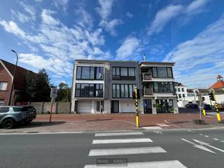 Een appartementsgebouw bestaande uit 2 appartementen en een garage, momenteel casco aangeboden, gelegen op één van de belangrijkste invalswegen van Knokke-Heist en vlakbij Duinenwater en het centrum van Knokke. Deze building heeft verschillende mogelijkheden en omvat op heden op het gelijkvloers een ruime garage met een achterliggende polyvalente ruimte en een appartement op de eerste en tweede verdieping ( +- 70m² per appartement ). Mogelijkheid tot constructie van een extra verdieping na het verkrijgen van een omgevingsvergunning.