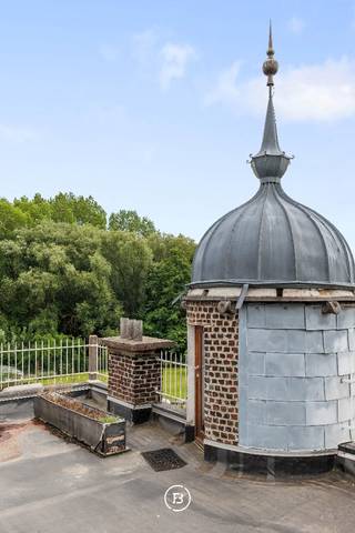 Ontdek Villa Ferrata, een burgerhuis uit 1902 gelegen op een toplocatie in het centrum van Sint-Martens-Bodegem.<br /><br />Op zoek naar een woning met charme én mogelijkheden? Deze te renoveren parel combineert authenticiteit met een zee aan ruimte en potentieel. Dankzij de aparte ingang naar de kelderverdieping is dit pand uitermate geschikt voor vrije beroepers of wie op zoek is naar een praktijk- of bureauruimte aan huis.<br />De woning beschikt over tal van authentieke elementen zoals een prachtige parketvloeren, marmeren schouwen, een originele broodoven en de kenmerkende stijlvolle zinken schalen aan de gevel.<br />Verder beschikt de woning over een oostgerichte tuin met uitzicht op een natuurgebied, voldoende parkeergelegenheid en een royaal dakterras met weidse vergezichten.<br /><br />De woning is als volgt ingedeeld:<br />Kelderverdiep (-1): garage, 3 kelderruimtes <br />Gelijkvloers (0): inkomhal, leefruimte, eetkamer, keuken, badkamer, bureauruimte<br />Verdieping +1: badkamer, keuken, 3 slaapkamers<br />Verdieping +2: dakterras