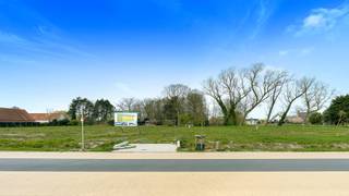 Op zoek naar de mooie locatie om uw droomwoning te realiseren? Dit stuk bouwgrond van 816 m² is gelegen in het charmante en rustige Middelburg (deelgemeente van Maldegem), en bevindt zich op korte afstand van de kust.<br /><br />De ligging combineert absolute rust met een uitstekende bereikbaarheid: op slechts 10 minuten van het bruisende Knokke, terwijl u thuis volledig tot rust komt in een groene en serene omgeving.<br /><br />Troeven:<br />- Mooi rechthoekig perceel van 816 m²<br />- Mogelijkheid tot het bouwen van een alleenstaande villa<br />- Geen bouwverplichting: u bouwt wanneer het u past<br />- Rustige locatie met weinig verkeer<br />- Vlotte verbinding naar Knokke en omliggende gemeenten<br /><br />Een mooie kans voor zij die hun eigen woonproject willen realiseren conform de hedendaagse energienormen. <br /><br />Meer informatie of een vrijblijvend bezoek gewenst? <br />Contacteer Willem Cauwels op tel. 050/89.27.70.