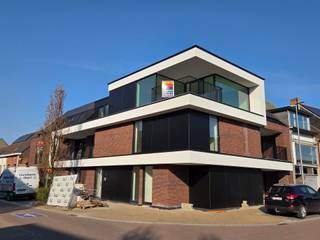 <p><span>ENERGIEZUINIG, KWALITATIEF EN LUMINEUS NIEUWBOUWAPPARTEMENT MET 2 SLAAPKAMERS, TERRAS EN GROTE GARAGE</span></p><p><span>1ste verdieping met lift - ligging in mooie en moderne residentie in centrum met vlotte bereikbaarheid via N17, A12 en N16</span></p><p><span> </span></p><p><span>Inkomhal / wc / living met eetplaats en super-ingerichte open keuken (totale opp.: 39m²) met toegang tot oost-georiënteerd terras (15m²) / nachthal / 2 slaapkamers (3,9 x 2,8m; 3,1 x 2,3m) / badkamer met wastafel en inloopdouche / berging met was- en stookplaats.</span></p><p><span> </span></p><p><span>Garage (7 x 3,1m) op afgesloten parking achter gebouw / gemeenschappelijke fietsenberging / gemeenschappelijke berging voor afval.</span></p><p><span> </span></p><p><span>BEN-appartement is voorzien van vloerverwarming (via geothermische warmtepomp (met passieve koeling)).</span></p><p><span>Appartement is volledig geschilderd en voorzien van lichtarmaturen.</span></p><p><span> </span></p><p><span>Lasten: € 85 /maand.</span></p><p><span> </span></p><p><span>Appartement is bewoonbaar door maximaal 3 personen.</span></p><p><span> </span></p><p><span>EPB in opmaak.</span></p><p><span> </span></p>