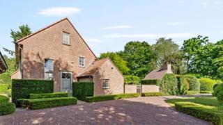 Aan het einde van een doodlopende straat, bevindt zich deze bijzonder verzorgde villa op een mooi aangelegd perceel van ca. 2.000 m². De woning omvat oa. 4 slaapkamers, 2 à 3 badkamers en combineert een tijdloze, klassieke uitstraling met comfortabele leefruimtes, veel lichtinval en een prachtige Zuidgerichte tuin met optimale privacy.<br /><br />Indeling gelijkvloers:<br />We betreden de villa via een lichtrijke inkomhal met maatwerk en gastentoilet. Aansluitend bevindt zich een afzonderlijk bureau met ingemaakte bibliotheek, ideaal als thuiskantoor, leesruimte of discrete werkplek.<br /><br />De leefruimte is ruim en aangenaam ingedeeld met een gezellige zithoek rond de open haard. Grote raampartijen zorgen voor een mooie lichtinval en contact met omliggend groen. Aansluitend bevindt zich een charmante tuinkamer/eetruimte met rondom zicht op de tuin en rechtstreekse toegang tot het terras.<br /><br />De keuken is tijdloos ingericht met licht houten maatwerk, veel kastruimte, een centraal eiland en Miele ovens en warmhoud-schuif, vaatwasser, koelkast en diepvries. Aansluitend is er een praktische berging met extra douche en technische ruimte. <br /><br />Eerste verdieping: <br />Hier treffen we een ruime master bedroom met aansluitende dressingzone, voorzien van talrijke ingemaakte kasten. De badkamer is verzorgd ingericht met dubbele lavabo en ligbad/douchecombinatie.<br /><br />Verder bevinden zich op deze verdieping een bijkomende kamer, momenteel ingericht als fitnessruimte. Deze ruimte kan flexibel worden ingevuld als slaapkamer, hobbyruimte of extra bureau. Verder op deze verdieping treffen we de afzonderlijke was-/strijkkamer en een apart toilet.<br /><br />Tweede verdieping:<br />via de vaste trap komen we tot de 2e verdieping. Deze biedt ruimte voor 2 ruime slaapkamers, beide met aangename lichtinval, praktische kastruimte en bureaumogelijkheden. De overloop voorzien van ingemaakte kasten biedt ons tevens toegang tot de bijkomende douchekamer met toilet.<br /><br />Tuin en bijgebouwen:<br />De tuin werd met veel zorg aangelegd en geniet dankzij de zuidoriëntatie de hele dag door van een aangename lichtinval. De terrassen sluiten mooi aan op de leefruimtes en bieden verschillende plaatsen om buiten te eten of te ontspannen. Achteraan in de tuin bevindt zich een overdekte loungehoek, ideaal voor lange zomeravonden in alle rust.<br /><br />De ruime oprit leidt naar een afzonderlijke carport met berging. Op het dak van deze carport liggen zonnepanelen, gekoppeld aan een batterij, wat bijdraagt aan het gunstige EPC-label B.<br /><br />Bijzonderheden:<br />- Zuidgerichte, volledig aangelegde tuin met veel privacy<br />- Meerdere terrassen en overdekte loungehoek in de tuin<br />- Aparte carport met berging<br />- Zonnepanelen met batterij<br />- Zeer gunstig EPC-label B met score 155 kWh/m²/jaar<br />- Asbestveilig<br />- Elek keuring, conform<br />- Op loopafstand van St. Ludgardis school, winkels en openbaar vervoer <br /><br />Een bijzonder verzorgde en instapklare gezinsvilla op toplocatie waar comfort, privacy en tijdloze klasse mooi samenkomen.