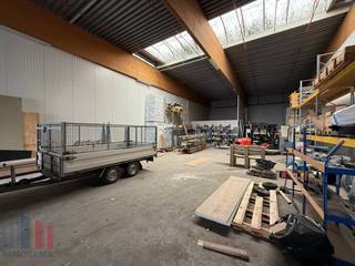 Fantastisch gelegen bedrijfsgebouw vlak bij de Knokkebaan (N44), met uitstekende verbinding naar het op- en afrittencomplex van de E40 te Aalter...