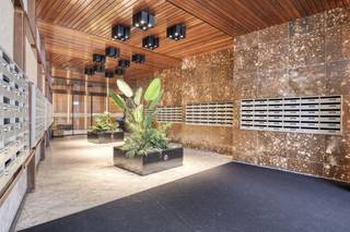 <p><span>Dit </span><span>lichtrijk appartement</span><span> te koop is gelegen op de 3de verdieping van residentie 't Hooghe Huys aan de Brederodestraat vlakbij </span><span>'t Zuid in Antwerpen.</span><span> Alle cafés, restaurants, supermarkten, winkels, mogelijkheden voor openbaar vervoer,... bevinden zich op enkele meters wandelen. De </span><span>bereikbaarheid </span><span>naar invalswegen (A12 en E19) is hier ook </span><span>subliem</span><span>.</span></p><p><span> </span></p><p><span>Het appartement heeft een oppervlakte van zo'n </span><span>100m²</span><span>, </span><span>3 volwaardige slaapkamers </span><span>en een </span><span>ruim terras</span><span>. Bovendien is er een </span><span>grote kelderberging </span><span>aanwezig, ideaal als opslagruimte! Parkeren is mogelijk op de dagparking of op de autostaanplaats die bij aangekocht kan worden.</span></p><p><span> </span></p><p><span>Indeling</span></p><p><span>- gelegen op de 3de verdieping</span></p><p><span>- inkomhal met ingemaakte kast</span></p><p><span>- woonkamer en eetkamer</span></p><p><span>- terras (17m²) met oost oriëntatie</span></p><p><span>- gesloten ingerichte keuken</span></p><p><span>- slaapkamer 1 (14m²)</span></p><p><span>- slaapkamer 2 (12m²)</span></p><p><span>- slaapkamer 3 (9,5m²)</span></p><p><span>- badkamer met bad, dubbele lavabo, bidet en toilet</span></p><p><span>- apart gastentoilet</span></p><p><span>- kelderberging</span></p><p><span>- autostaanplaats mogelijk bij aan te kopen voor 30.000 euro</span></p><p><span> </span></p><p><span>Algemeen gebouw</span></p><p><span>- lift aanwezig</span></p><p><span>- goed onderhouden gebouw</span></p><p><span>- gemeenschappelijke afvalberging en fietsenberging</span></p><p><span>- provisie 269,67 euro/maand (inclusief verwarming, water, onderhoud gemene delen,...) + 98,33 euro reservefonds</span></p><p><span> </span></p><p><span>Troeven</span></p><p><span>- centrale locatie in Antwerpen<br />- conforme elektriciteit</span></p><p><span>- verhuurd voor 1.008,38 euro/maand + onkosten</span></p><p><span> </span></p><p><span>Ben jij geïnteresseerd in dit appartement te koop in centrum Antwerpen, ben je op zoek naar ander vastgoed, een investering of wens je de waarde van jouw eigendom te kennen? Dan ben je bij BOLT immo aan het juiste adres! Wij helpen jou graag verder.</span></p><p><span> </span></p><p><span> </span></p>