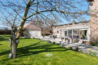 Deze instapklare woning is gelegen in een residentiële en rustige buurt, op slechts enkele minuten van het centrum van Deinze. In de directe...