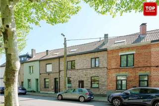 Deze  instapklare woning is uitstekend gelegen, met een vlotte verbinding naar het centrum van Gent en de belangrijkste invalswegen. Het stadscentrum bereikt u al na slechts 10 minuten fietsen. In de directe omgeving bevinden zich winkels, openbaar vervoer en andere voorzieningen op wandelafstand. Een aangename locatie waar bereikbaarheid en rust perfect samengaan.<br /><br />Bij het binnenkomen betreedt u de inkomhal, die toegang biedt tot de praktische berging/wasplaats met aansluitingen voor wasmachine en droogkast.<br /><br />Verder vindt u op het gelijkvloers een volledig uitgeruste open keuken, een ruime eetplaats en een gezellige leefruimte. Dankzij het grote schuifraam geniet u van een mooie lichtinval en een directe verbinding met de tuin.<br /><br />Daarnaast beschikt het gelijkvloers over een eerste badkamer, uitgerust met een douche, lavabo en toilet.<br /><br />Op de eerste verdieping bevinden zich drie volwaardige slaapkamers, evenals een tweede badkamer uitgerust met een bad , lavabo en toilet. Via een vaste trap bereikt u de bovenste verdieping, waar een vierde slaapkamer is ingericht, momenteel gebruikt als bureau.<br /><br />Een absolute troef van deze woning is de gezellige tuin met tuinhuis, waar u in alle rust kunt genieten. Dankzij de overkapping blijft het ook bij minder goed weer aangenaam vertoeven in de tuin.<br /><br />Troeven<br />- Gunstig EPC-label B<br />-Conforme elektriciteit<br />-Uitstekende ligging<br />-Instapklaar<br /><br />Woning vrij bij akte<br /><br />Interesse? Contacteer Topvastgoed voor een bezoek via 0475 700 700.