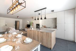 Deze knappe verkaveling bestaat uit 10 nieuwbouw half open bebouwingen in een tijdloze stijl op een mooi stukje grond (tussen de 426 en 505m2...