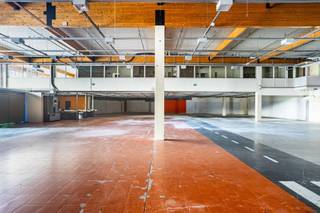 This commercial site currently comprisesGROUND FLOOR:- free floor space of approx. 2,800 m²- clear height under the rafters in the building is...