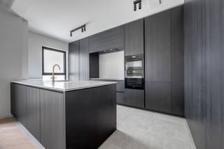 Residentie Luppen: kleinschalig renovatieproject nabij het Groen Kwartier<br /><br />Nabij het Groen Kwartier bevindt zich dit kleinschalig renovatieproject, op wandelafstand van scholen, winkels, openbaar vervoer en sfeervolle horecazaken. <br />Dit hippe project omvat 6 appartementen en 1 penthouse, met verschillende indelingen en keuze uit 1 of 2 slaapkamers, met oppervlaktes variërend van 50 tot 80 m². Elk appartement beschikt over een aangenaam, zuidgericht terras met uitzicht op het woonerf De Confiserie.<br /><br />De appartementen worden afgewerkt met kwalitatieve en duurzame materialen en zijn energiezuinig (zonnepanelen, vloerverwarming, ventilatiesysteem). Bovendien zijn alle appartementen volledig geschilderd en dus onmiddellijk instapklaar.<br /><br />Info en verkoop:<br />De verkoop geschiedt onder BTW op het constructieaandeel en registratierechten op het grondaandeel.<br />De aankoop van een kelderberging is verplicht (prijzen vanaf 4.500, exclusief aankoopkosten).<br />Optioneel kan er een ondergrondse autostaanplaats worden aangekocht.<br />Voor meer info: bel Karin op 0486/97 84 27 of mail karin@reds.be